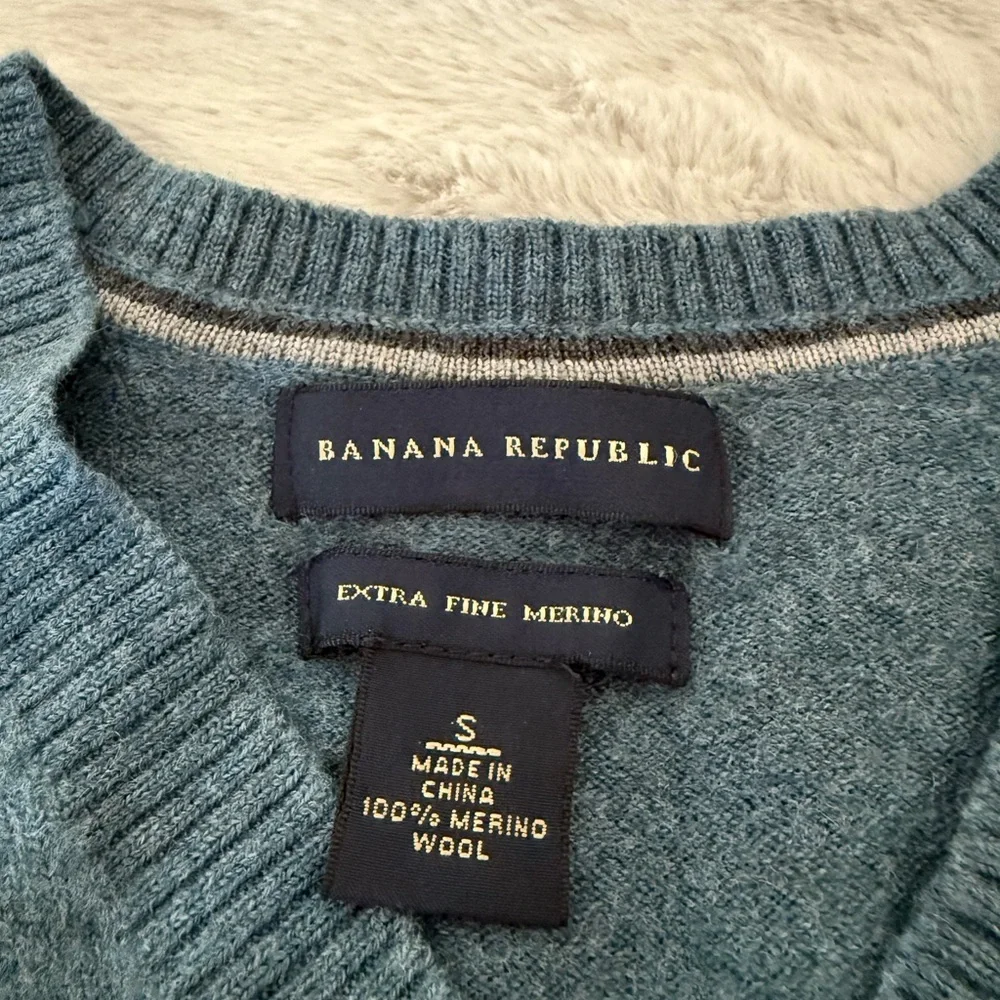 Banana Republic Men's Teal V-Neck Sweater size S extra fine 100%Merino wool